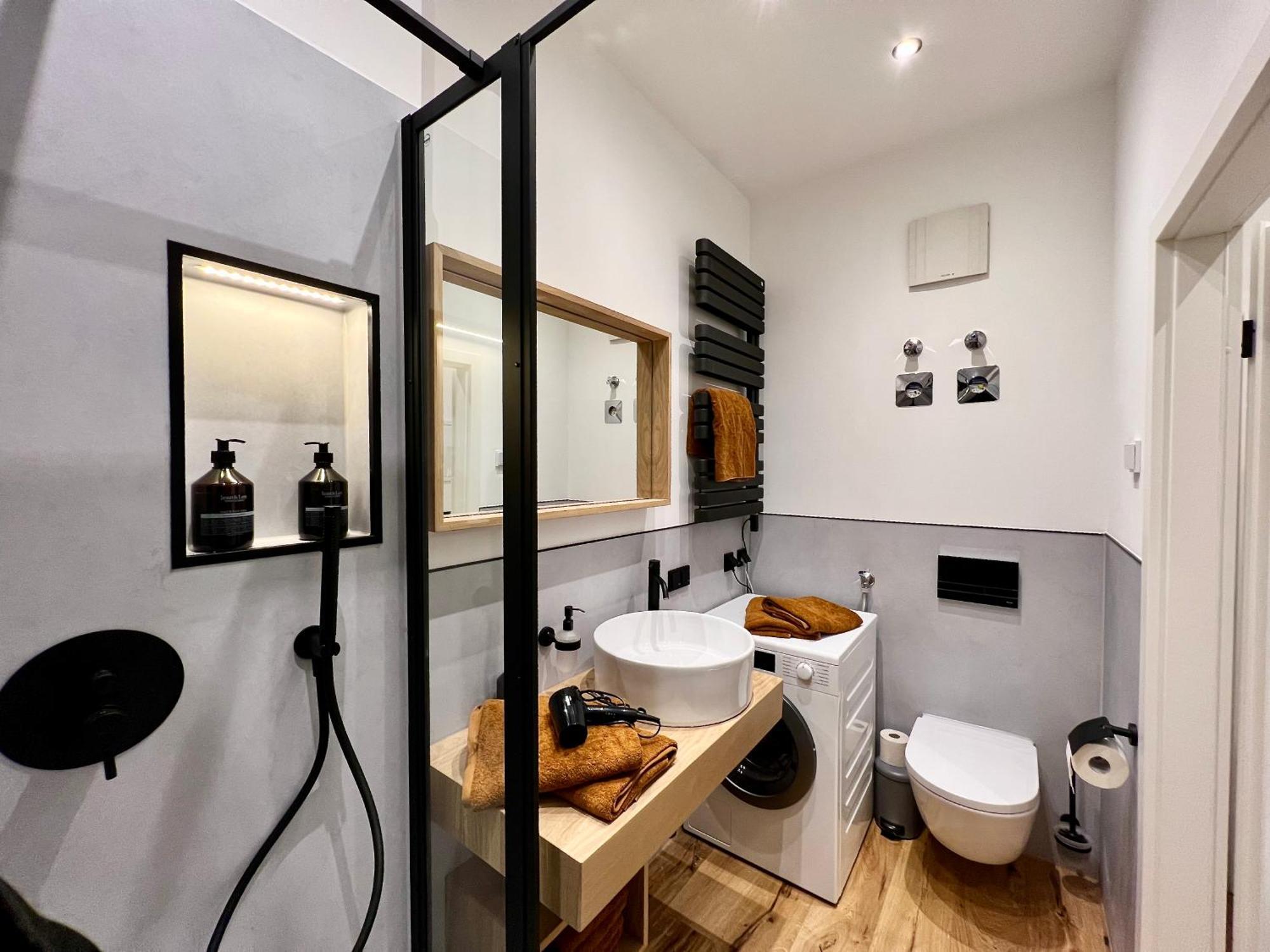 Edler Wohnraum Luxurioeses Im Zentrum Mit Balkon, Kaffeevollautomat, Klima & Parkplatz